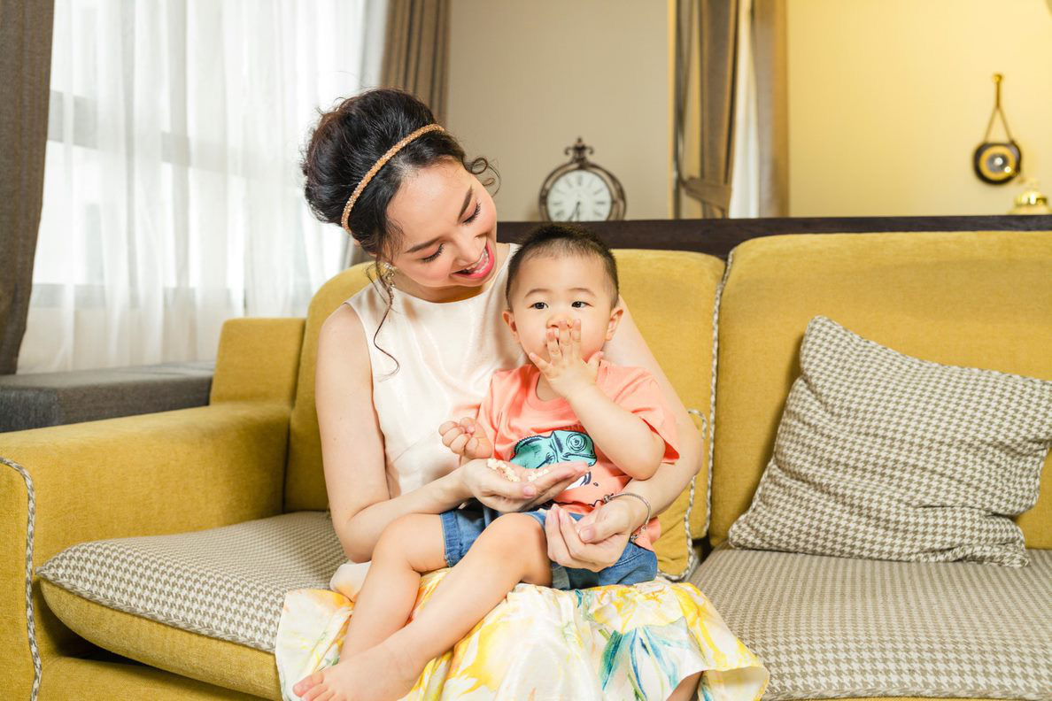 Đinh Ngọc Diệp chia sẻ bí quyết giúp cậu quý tử luôn chơi ngoan, ăn giỏi lại vô cùng lém lỉnh và ngày càng đáng yêu