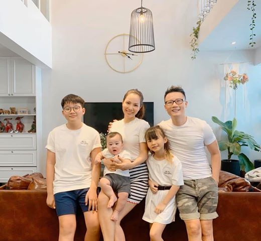 Ho&agrave;ng B&aacute;ch đăng ảnh gia đ&igrave;nh c&ugrave;ng d&ograve;ng ch&uacute; th&iacute;ch: M&ugrave;a dịch, bọn m&igrave;nh chỉ ở nh&agrave; nhưng vẫn c&oacute; thể tự tạo cho nhau niềm vui.