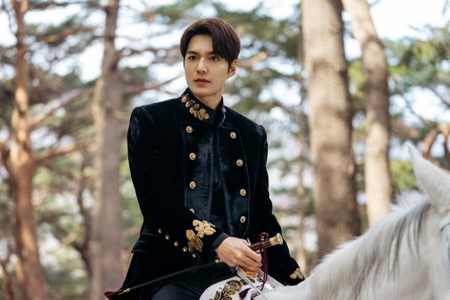 &quot;Quân vương bất diệt&quot; rò rỉ ảnh mới: Lee Min Ho đẹp trai điên đảo nhưng gây sốc lại là Lee Jung Jin với khuôn mặt đầy máu  - Ảnh 3.