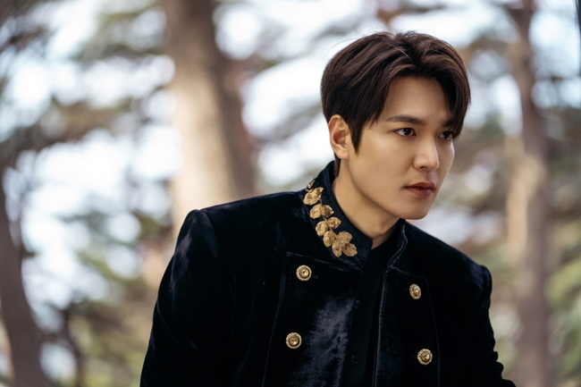 &quot;Quân vương bất diệt&quot; rò rỉ ảnh mới: Lee Min Ho đẹp trai điên đảo nhưng gây sốc lại là Lee Jung Jin với khuôn mặt đầy máu  - Ảnh 4.