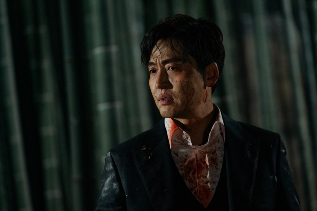 &quot;Quân vương bất diệt&quot; rò rỉ ảnh mới: Lee Min Ho đẹp trai điên đảo nhưng gây sốc lại là Lee Jung Jin với khuôn mặt đầy máu  - Ảnh 7.
