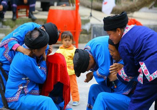 Phong tục cưới xin lạ lẫm ở Trung Quốc: Tân nương và người thân phải khóc liên tục suốt 1 tháng trước ngày cưới, càng khóc to càng hạnh phúc về sau - Ảnh 6.