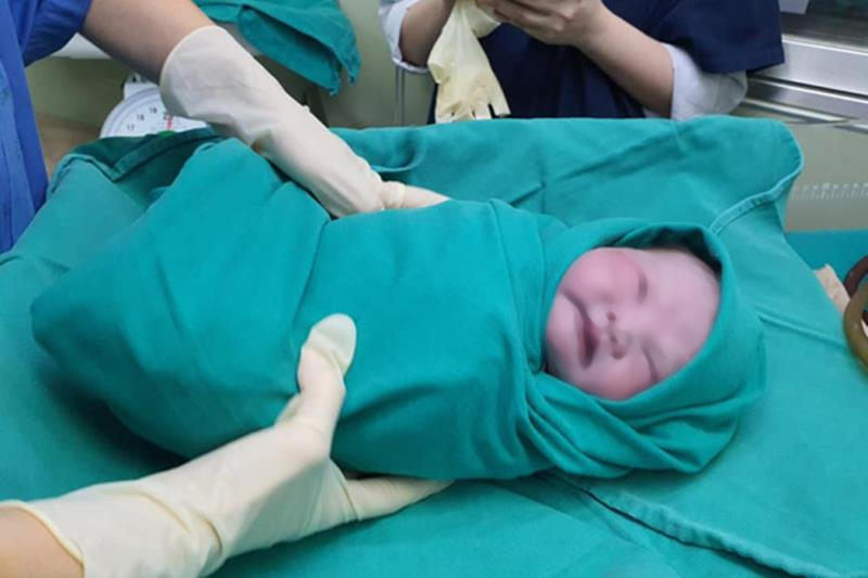 Sinh con trong khu cách ly, nữ điều dưỡng Bệnh viện Bạch Mai đặt tên con với mong muốn đặc biệt - Ảnh 1.