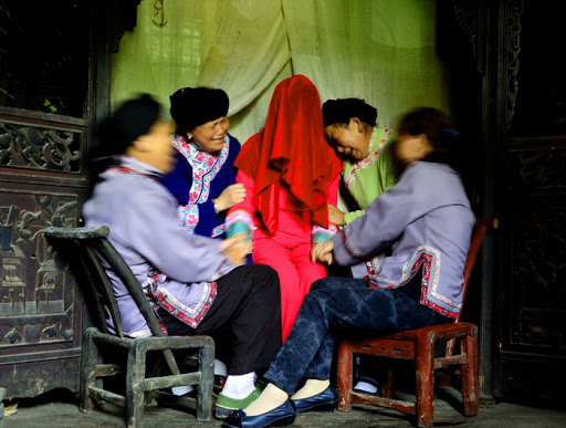 Phong tục cưới xin lạ lẫm ở Trung Quốc: Tân nương và người thân phải khóc liên tục suốt 1 tháng trước ngày cưới, càng khóc to càng hạnh phúc về sau - Ảnh 1.