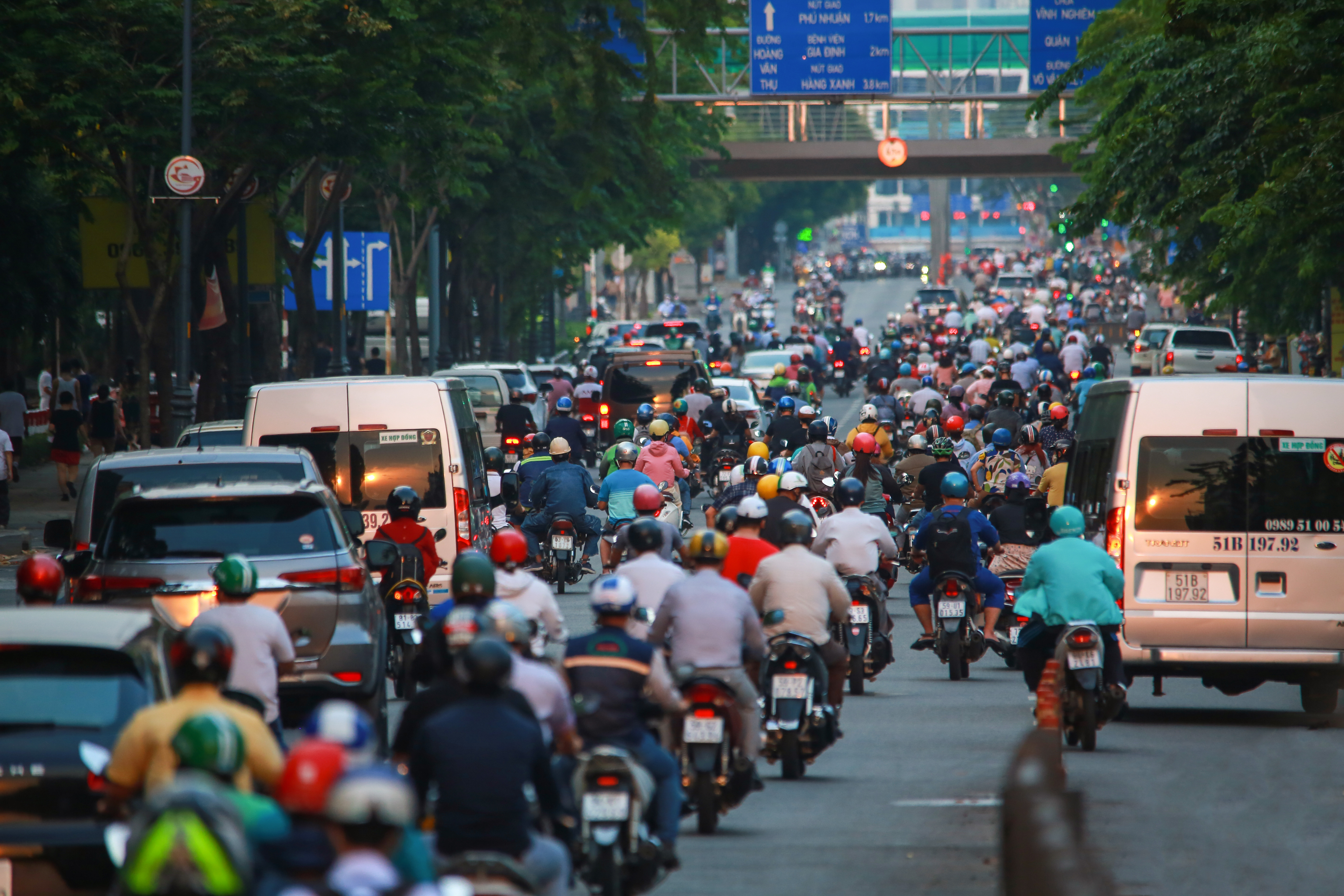 Sài Gòn đông đúc khi sắp kết thúc đợt cách ly toàn xã hội 14 ngày - Ảnh 2. Sài Gòn đông đúc khi sắp kết thúc đợt cách ly toàn xã hội 14 ngày - Ảnh 2.