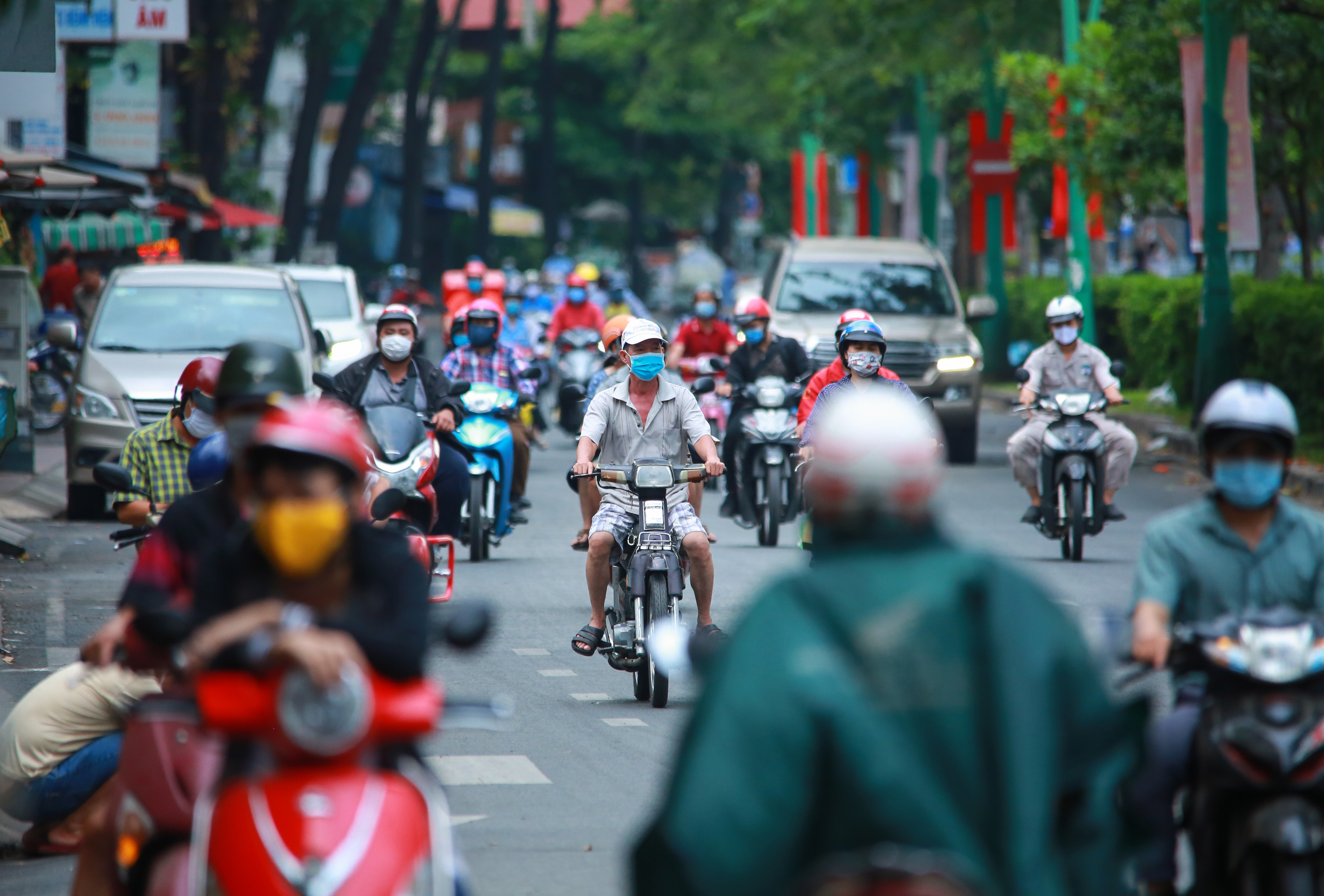 Sài Gòn đông đúc khi sắp kết thúc đợt cách ly toàn xã hội 14 ngày - Ảnh 3. Sài Gòn đông đúc khi sắp kết thúc đợt cách ly toàn xã hội 14 ngày - Ảnh 3.