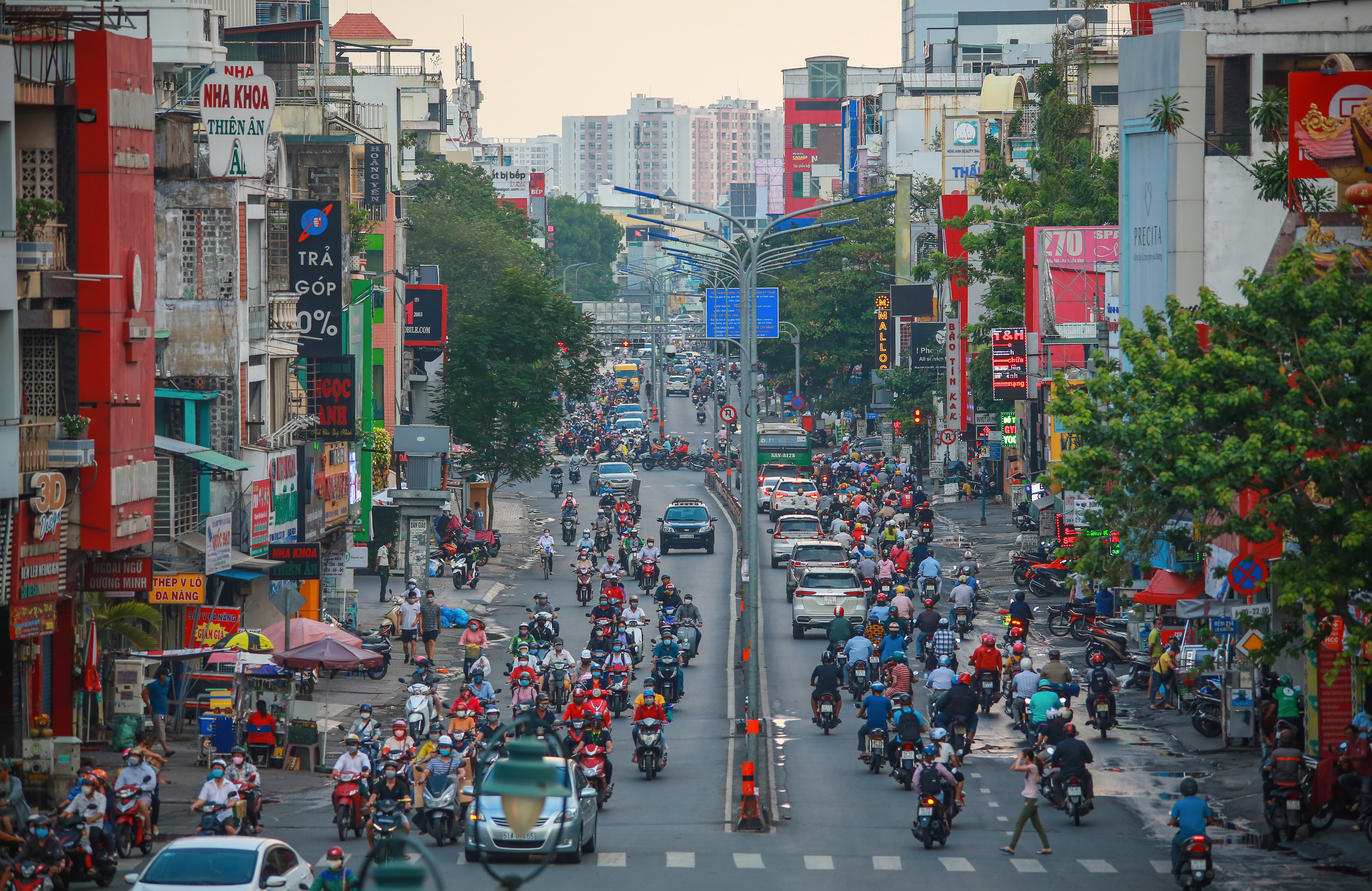 Sài Gòn đông đúc khi sắp kết thúc đợt cách ly toàn xã hội 14 ngày - Ảnh 5.