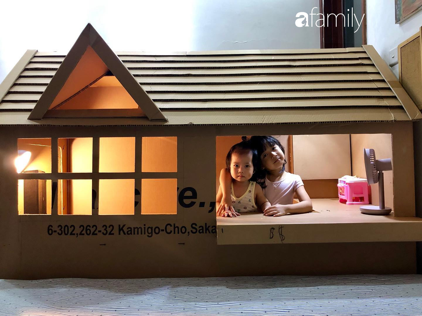 Thấy con ao ước có nhà riêng bố Hà Nội liền làm một ngôi nhà bằng bìa các  tông