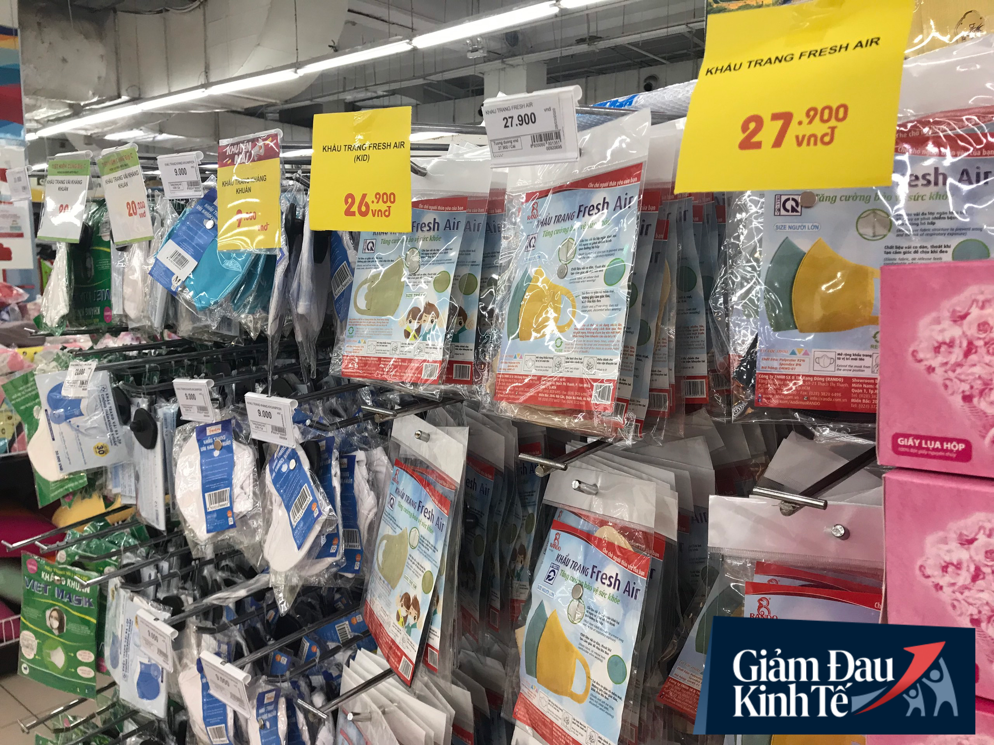 Người dân săn lùng mua khẩu trang vải tự hào Việt Nam, các siêu thị cũng nhộn nhịp khẩu trang Việt - Ảnh 2. Người dân săn lùng mua khẩu trang vải tự hào Việt Nam, các siêu thị cũng nhộn nhịp khẩu trang Việt - Ảnh 2.