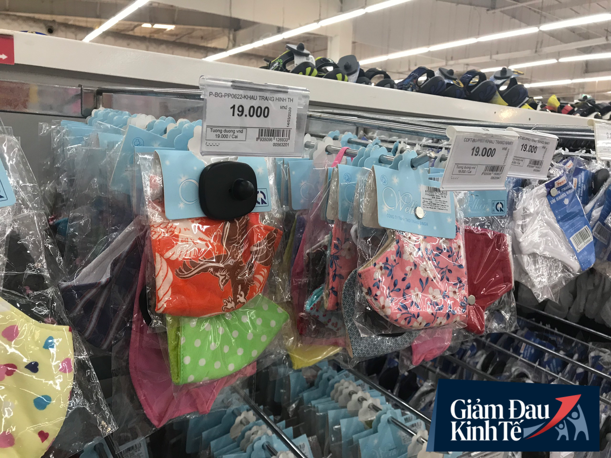 Người dân săn lùng mua khẩu trang vải tự hào Việt Nam, các siêu thị cũng nhộn nhịp khẩu trang Việt - Ảnh 6.