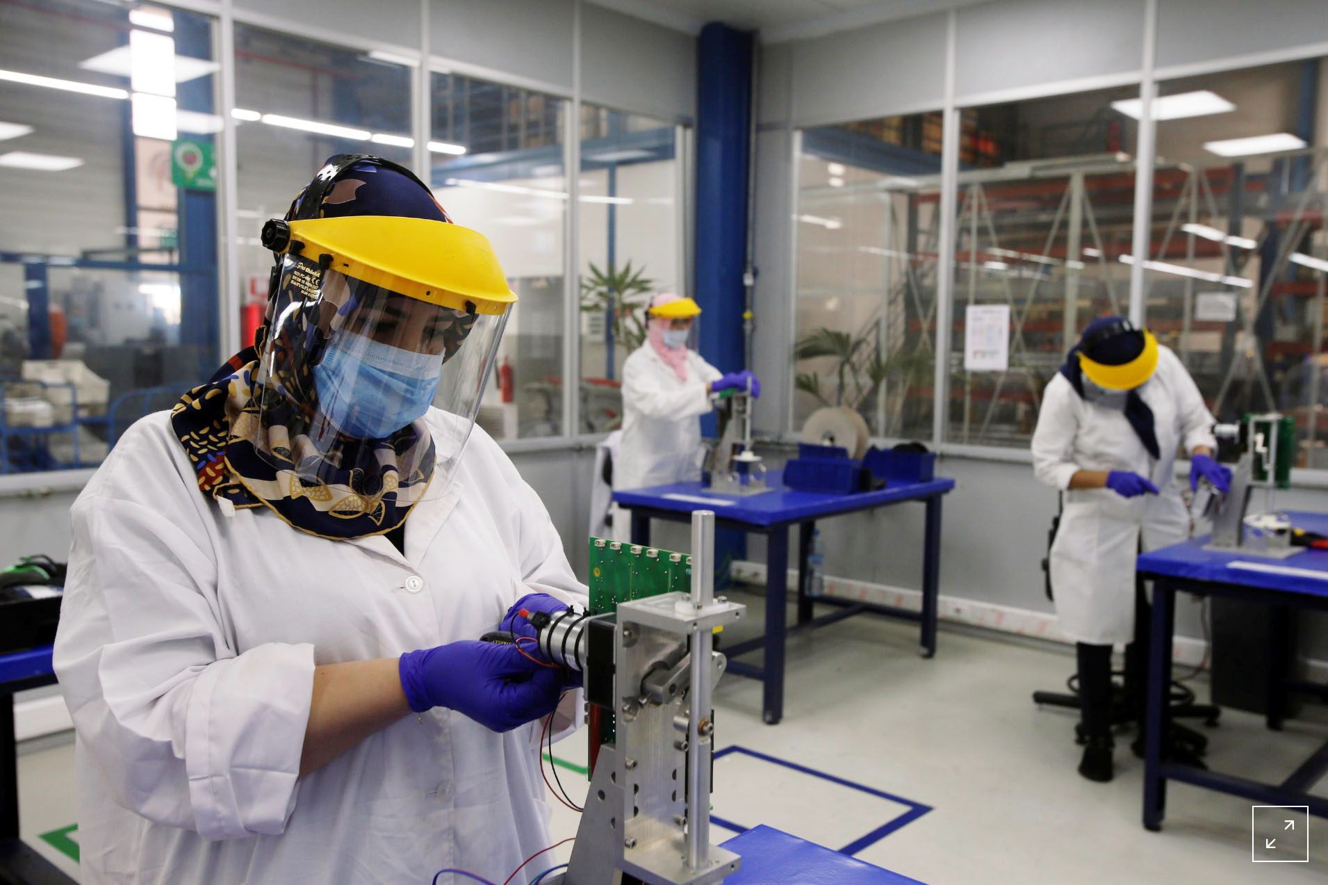 Covid-19: Pháp tăng gần 1.000 người tử vong trong một ngày, các công ty