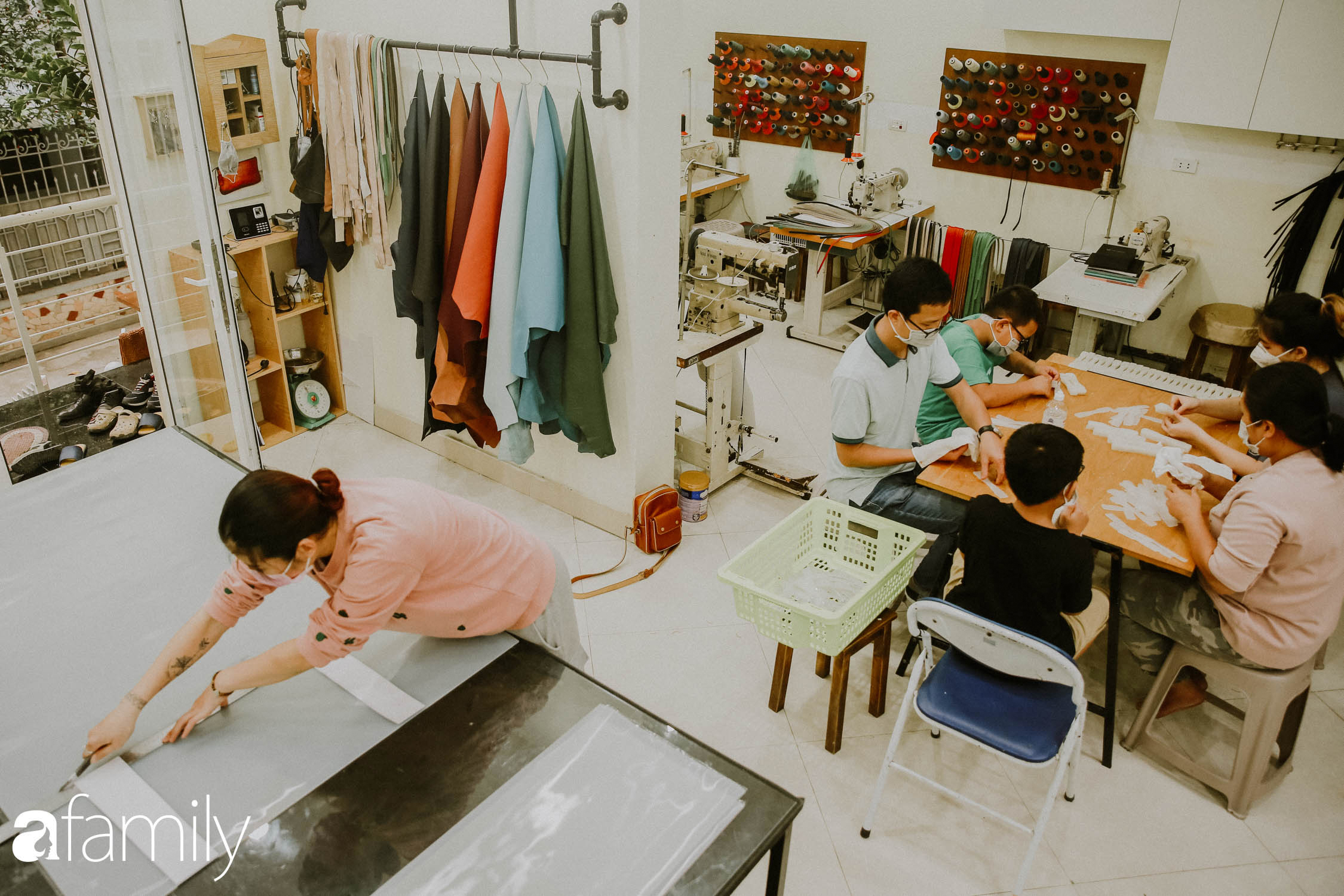 Thợ đồ da làm &quot;tai giả&quot; chống lại cơn đau vành tai khi phải đeo khẩu trang nhiều giờ, sản phẩm nhỏ gửi tặng cho hàng nghìn y bác sĩ tuyến đầu chống dịch - Ảnh 1.