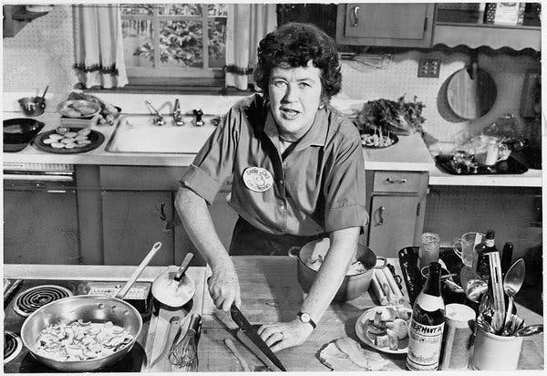 Julia Child: Bà nội trợ trở thành nữ hoàng ẩm thực thế giới bằng niềm đam mê mãnh liệt khiến đấng mày râu cũng phải nể phục - Ảnh 4.