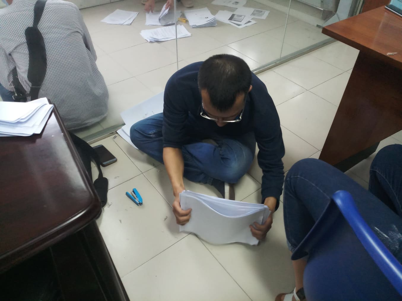 Chen lấn kinh hoàng tại nơi xác nhận xin giấy phép ra ngoài thành phố - Ảnh 5. Chen lấn kinh hoàng tại nơi xác nhận xin giấy phép ra ngoài thành phố - Ảnh 5.