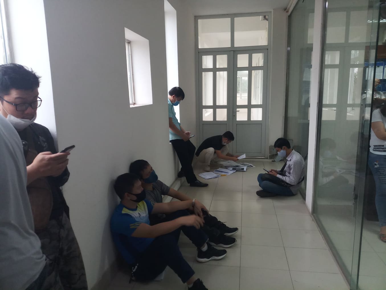 Chen lấn kinh hoàng tại nơi xác nhận xin giấy phép ra ngoài thành phố - Ảnh 6. Chen lấn kinh hoàng tại nơi xác nhận xin giấy phép ra ngoài thành phố - Ảnh 6.