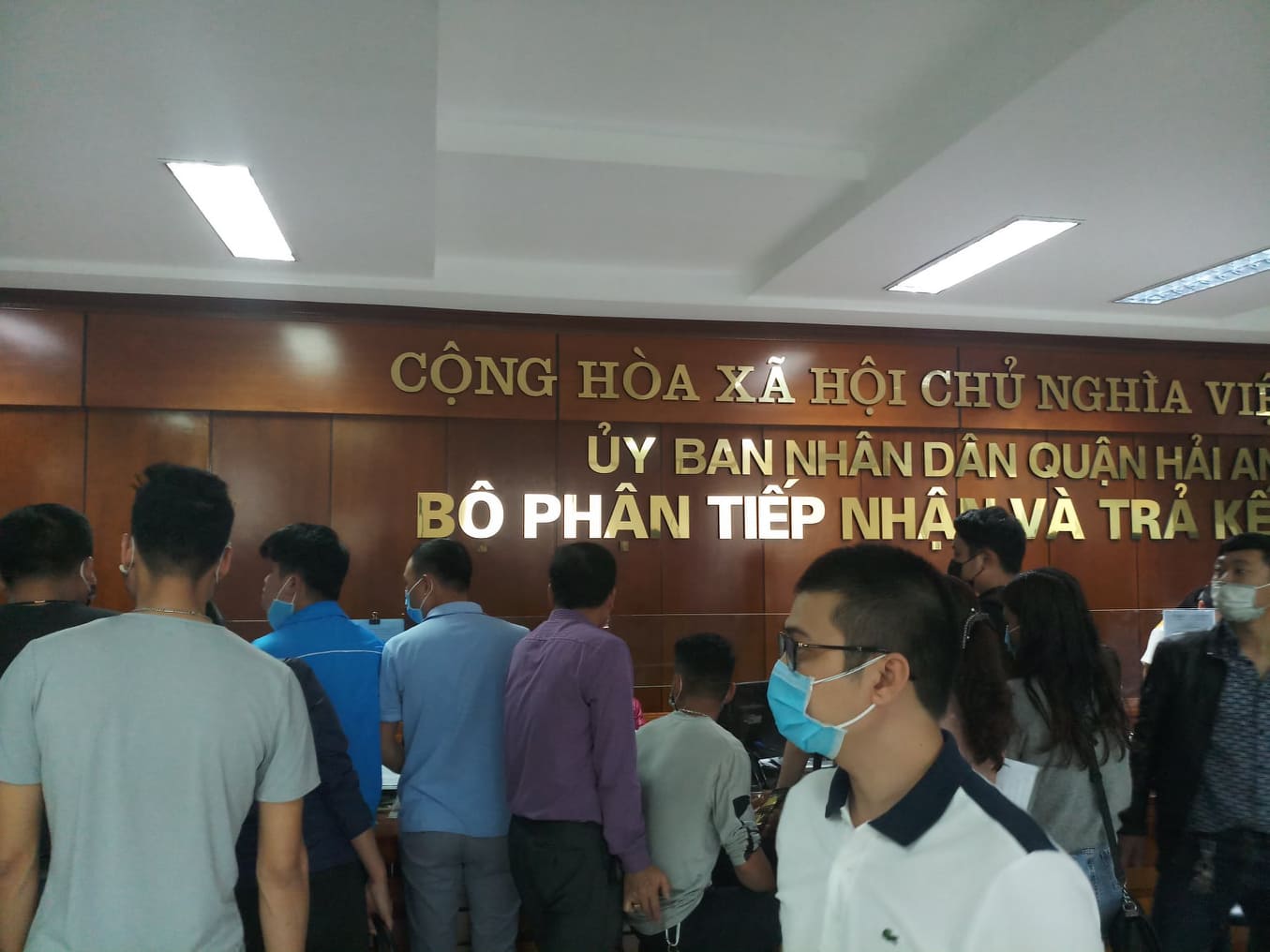 Chen lấn kinh hoàng tại nơi xác nhận xin giấy phép ra ngoài thành phố - Ảnh 2. Chen lấn kinh hoàng tại nơi xác nhận xin giấy phép ra ngoài thành phố - Ảnh 2.