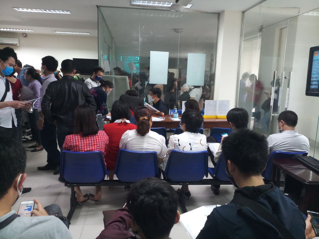Chen lấn kinh hoàng tại nơi xác nhận xin giấy phép ra ngoài thành phố - Ảnh 4. Chen lấn kinh hoàng tại nơi xác nhận xin giấy phép ra ngoài thành phố - Ảnh 4.