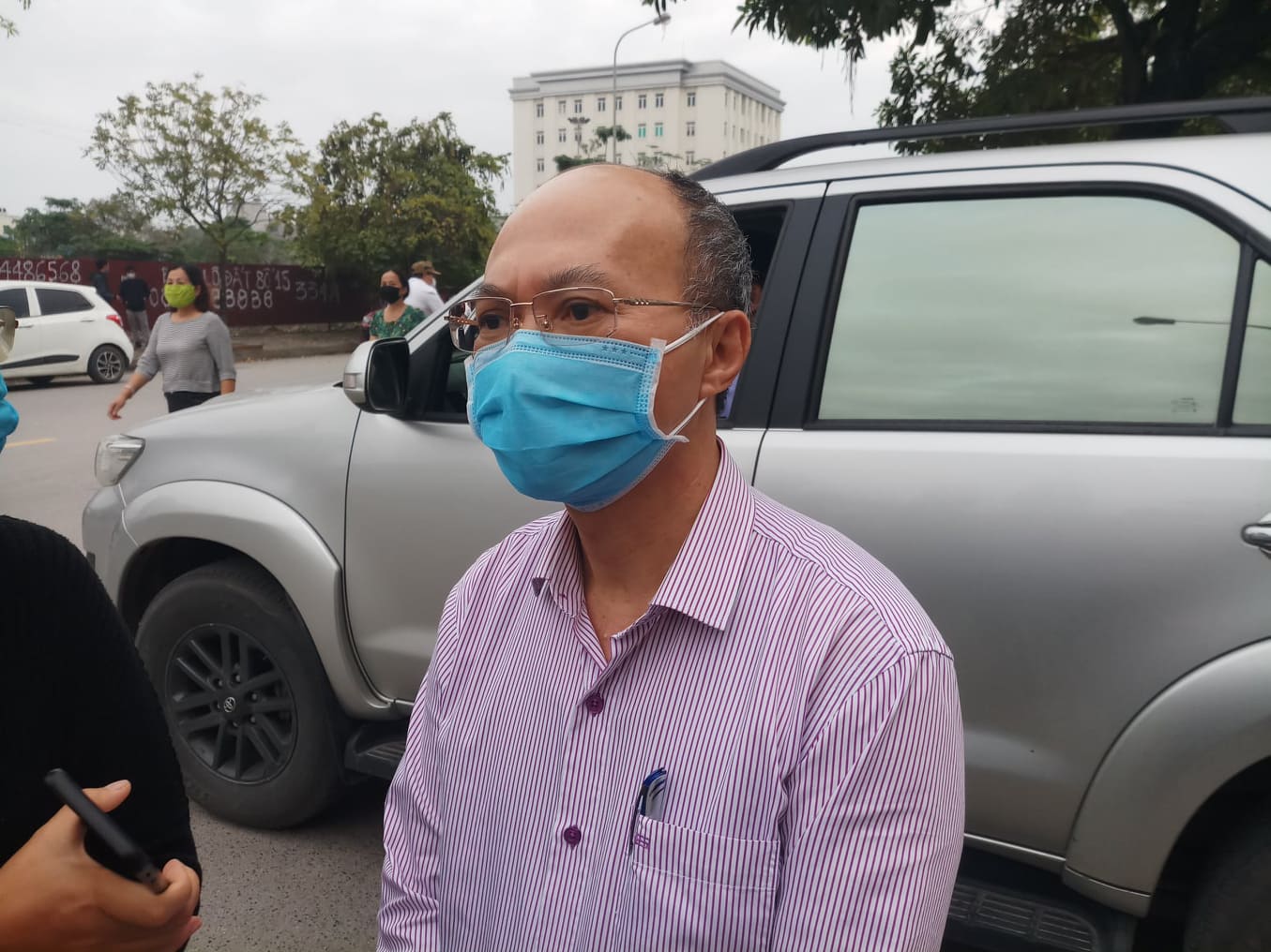 Chen lấn kinh hoàng tại nơi xác nhận xin giấy phép ra ngoài thành phố - Ảnh 7. Chen lấn kinh hoàng tại nơi xác nhận xin giấy phép ra ngoài thành phố - Ảnh 7.