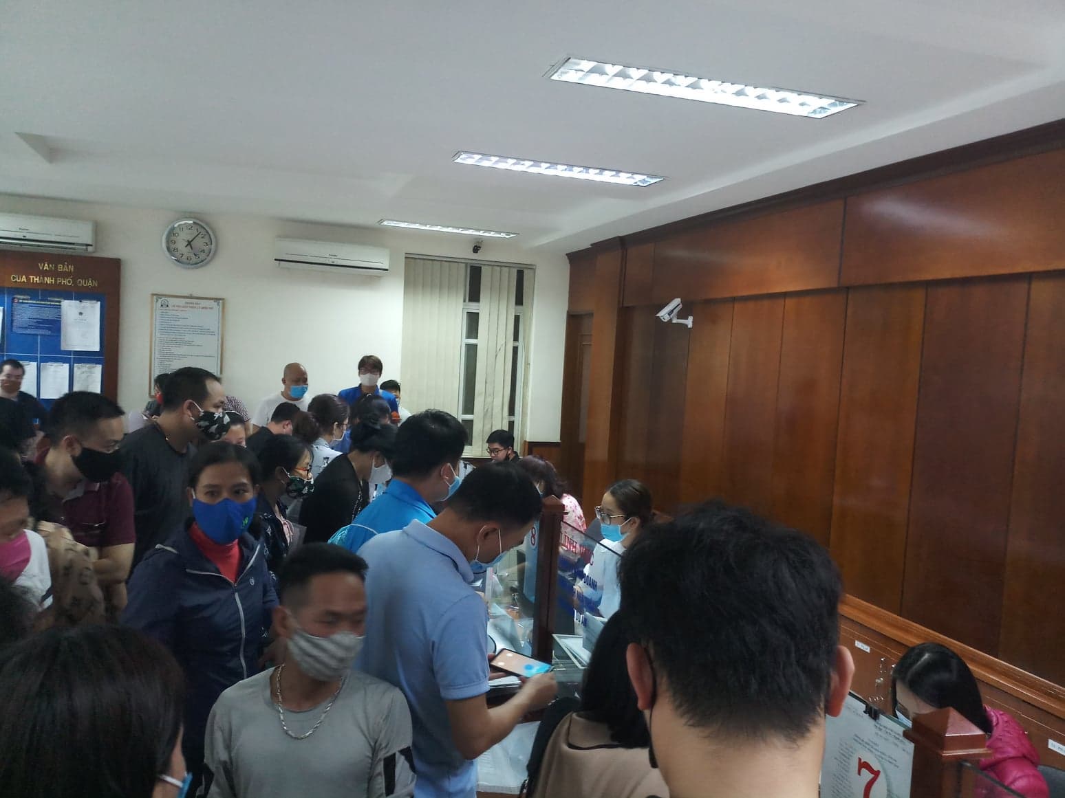 Chen lấn kinh hoàng tại nơi xác nhận xin giấy phép ra ngoài thành phố - Ảnh 3. Chen lấn kinh hoàng tại nơi xác nhận xin giấy phép ra ngoài thành phố - Ảnh 3.