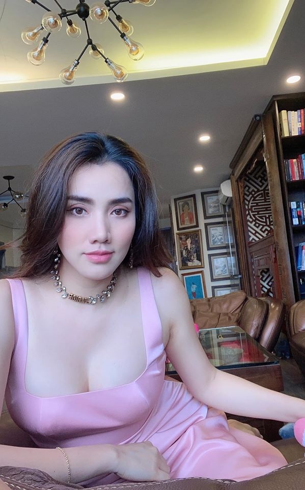 Trang Nhung th&ocirc;ng b&aacute;o đ&atilde; l&ecirc;n 3 kg trong thời gian c&aacute;ch ly x&atilde; hội.