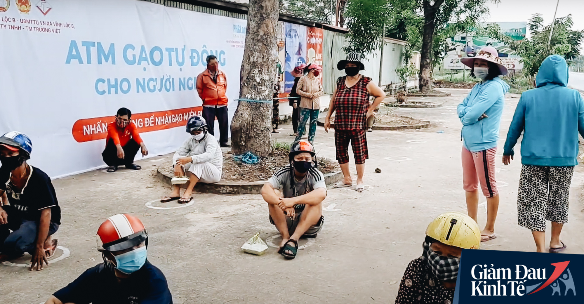 ATM gạo thứ 2 ở Sài Gòn chính thức hoạt động, bà con khó khăn chỉ cần nhìn camera, máy sẽ tự động nhả gạo - Ảnh 2.