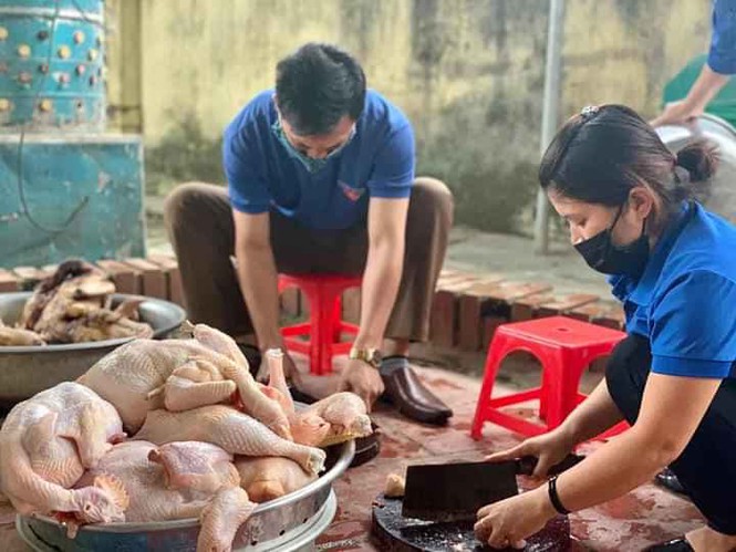 Người dân thâu đêm đỏ lửa luộc bánh chưng gửi vào khu cách ly tập trung - Ảnh 10.