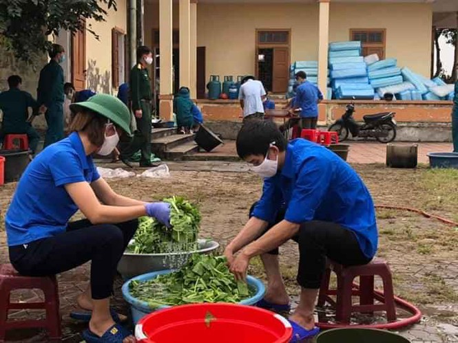 Người dân thâu đêm đỏ lửa luộc bánh chưng gửi vào khu cách ly tập trung - Ảnh 11.