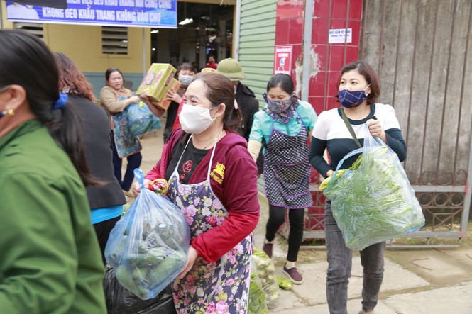 Người dân thâu đêm đỏ lửa luộc bánh chưng gửi vào khu cách ly tập trung - Ảnh 7.