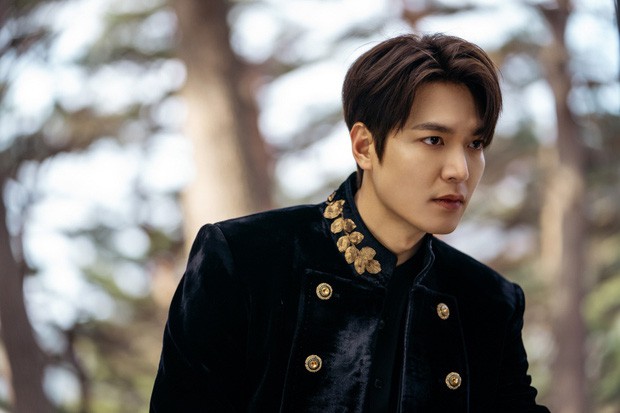 Lee Min Ho khiến fan “đứng ngồi không yên” với loạt ảnh Quân vương điển trai - Ảnh 3.