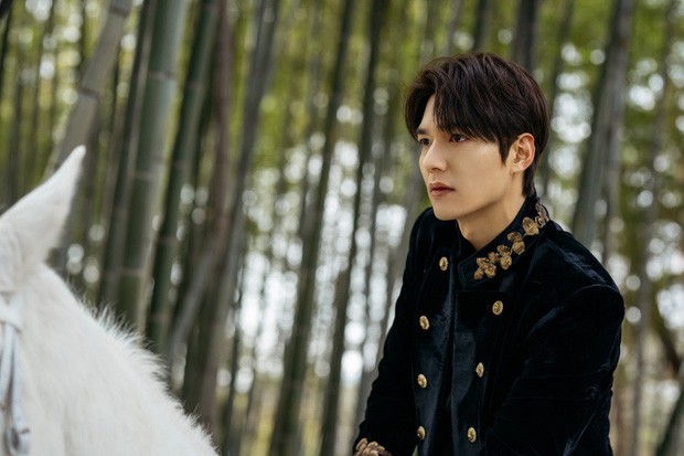 Lee Min Ho khiến fan “đứng ngồi không yên” với loạt ảnh Quân vương điển trai - Ảnh 2.