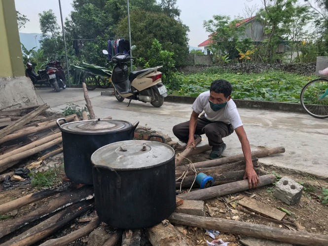 Người dân thâu đêm đỏ lửa luộc bánh chưng gửi vào khu cách ly tập trung - Ảnh 4.