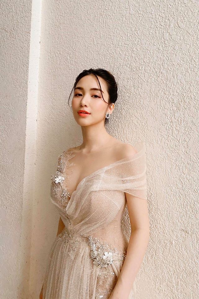 Hòa Minzy ngày càng sexy gợi cảm khoe vòng 1 căng đầy, liệu đây có phải một minh chứng trước tin đồn sinh con cho &quot;chồng&quot; thiếu gia! - Ảnh 1.