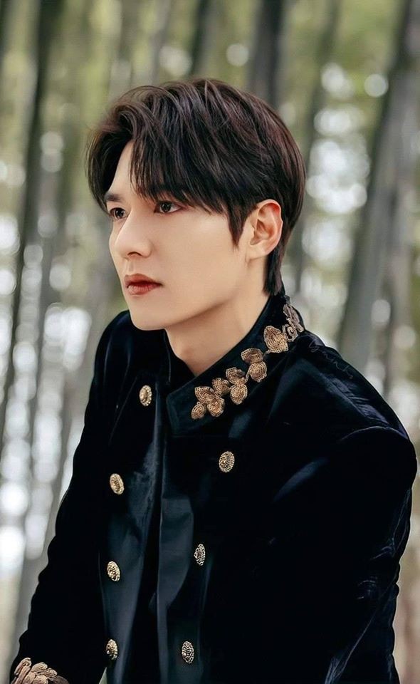 Lee Min Ho khiến fan “đứng ngồi không yên” với loạt ảnh Quân vương điển trai - Ảnh 7.