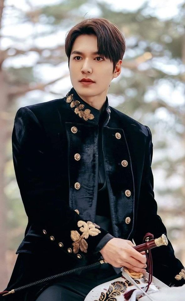 Lee Min Ho khiến fan “đứng ngồi không yên” với loạt ảnh Quân vương điển trai - Ảnh 8.
