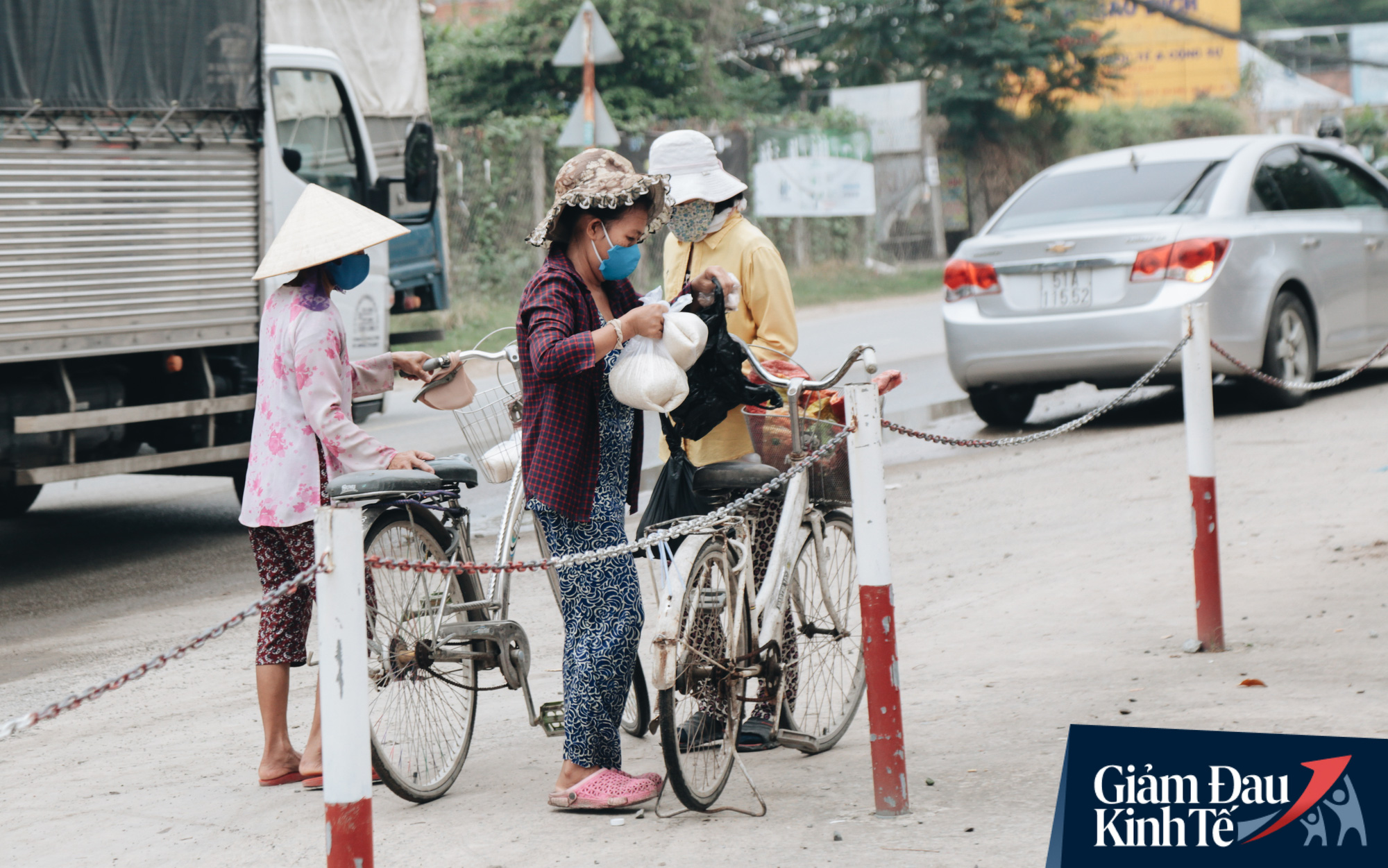 ATM gạo thứ 2 ở Sài Gòn chính thức hoạt động, bà con khó khăn chỉ cần nhìn camera, máy sẽ tự động nhả gạo - Ảnh 12.