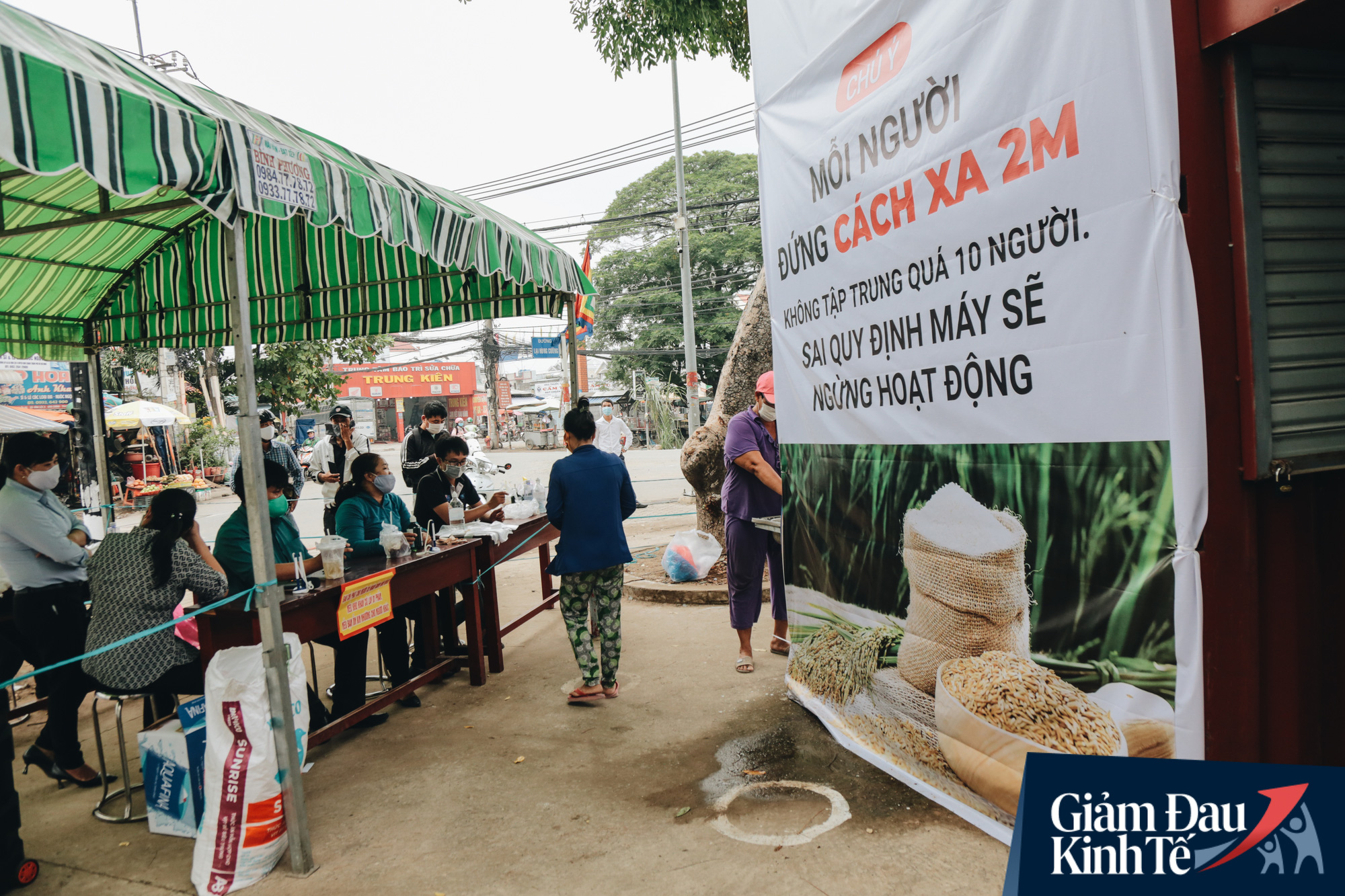ATM gạo thứ 2 ở Sài Gòn chính thức hoạt động, bà con khó khăn chỉ cần nhìn camera, máy sẽ tự động nhả gạo - Ảnh 3.
