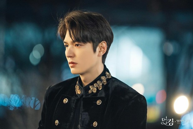 Lee Min Ho khiến fan “đứng ngồi không yên” với loạt ảnh Quân vương điển trai - Ảnh 10.