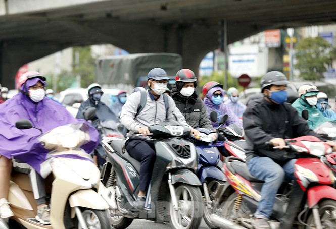 Sáng đầu tuần, người Hà Nội túa ra đường đông bất chấp mưa, rét và lệnh cách ly xã hội - Ảnh 13. Sáng đầu tuần, người Hà Nội túa ra đường đông bất chấp mưa, rét và lệnh cách ly xã hội - Ảnh 13.