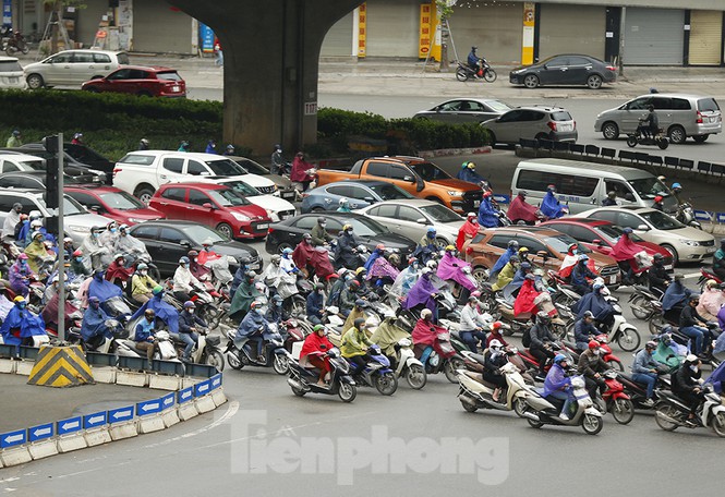 Sáng đầu tuần, người Hà Nội túa ra đường đông bất chấp mưa, rét và lệnh cách ly xã hội - Ảnh 1.