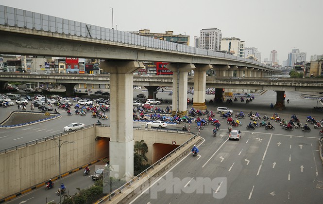 Sáng đầu tuần, người Hà Nội túa ra đường đông bất chấp mưa, rét và lệnh cách ly xã hội - Ảnh 2.