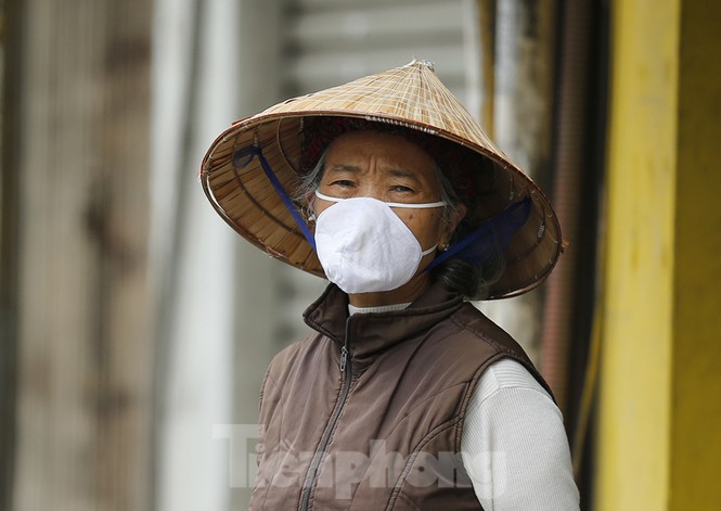 Sáng đầu tuần, người Hà Nội túa ra đường đông bất chấp mưa, rét và lệnh cách ly xã hội - Ảnh 7.