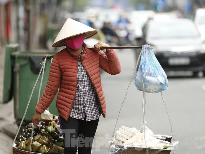 Sáng đầu tuần, người Hà Nội túa ra đường đông bất chấp mưa, rét và lệnh cách ly xã hội - Ảnh 8. Sáng đầu tuần, người Hà Nội túa ra đường đông bất chấp mưa, rét và lệnh cách ly xã hội - Ảnh 8.