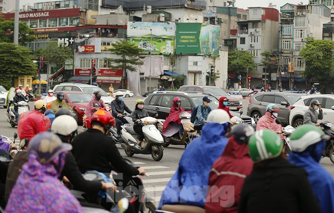 Sáng đầu tuần, người Hà Nội túa ra đường đông bất chấp mưa, rét và lệnh cách ly xã hội - Ảnh 9.