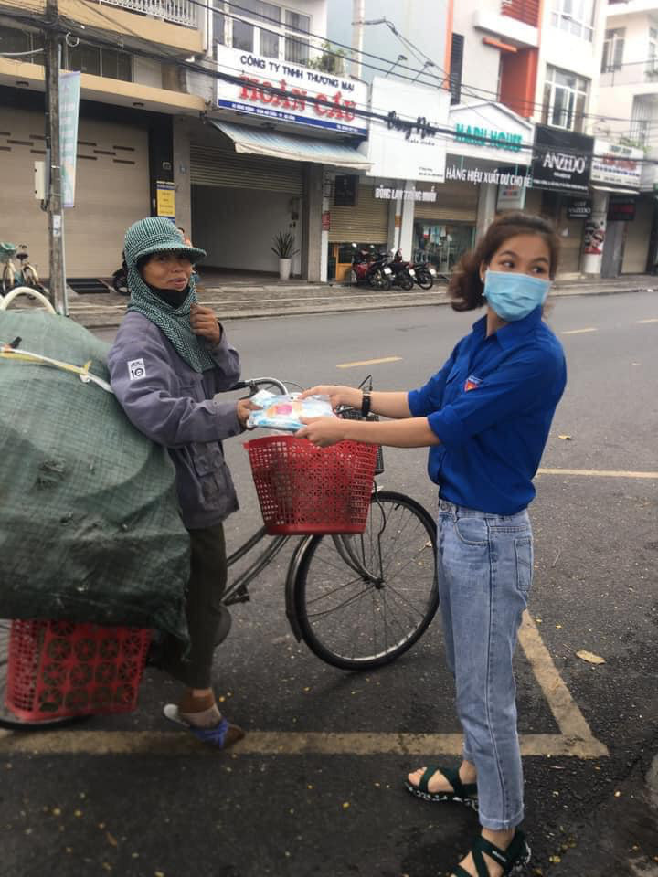 Hình ảnh đẹp tại điểm phát cơm miễn phí ở Đà Nẵng: Cô chỉ nhận áo mưa, còn cơm cô nhường người khác cần hơn. Nhà cô nấu cơm rồi con...” - Ảnh 1.