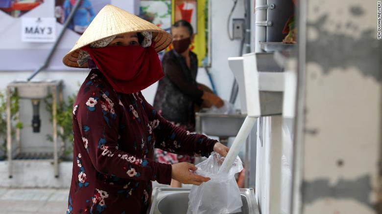 Báo nước ngoài: 'ATM gạo' giúp người nghèo Việt Nam qua nỗi vất vả vì COVID-19 - Ảnh 1.