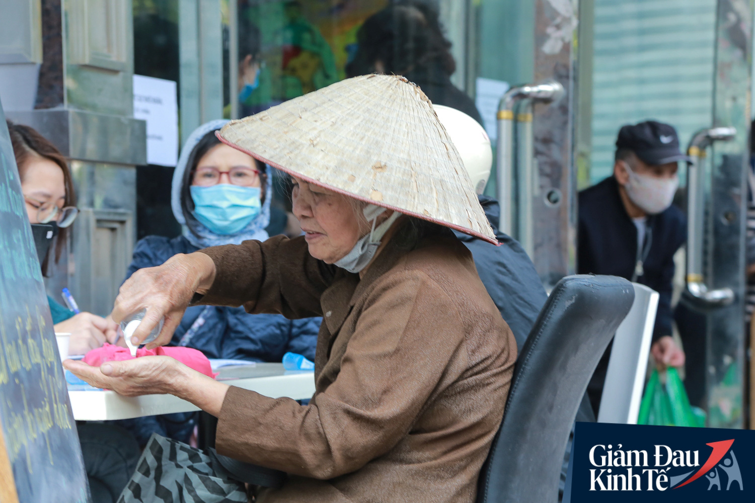Hàng trăm người dân Hà Nội xếp hàng dài, chờ tới lượt để nhận nhu yếu phẩm tại siêu thị hạnh phúc - Ảnh 10.