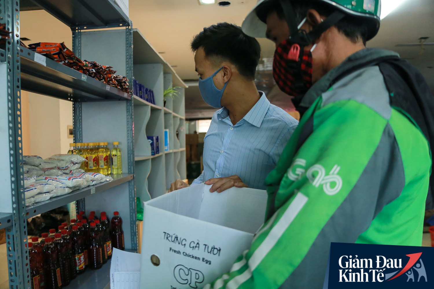 Hàng trăm người dân Hà Nội xếp hàng dài, chờ tới lượt để nhận nhu yếu phẩm tại siêu thị hạnh phúc - Ảnh 6.