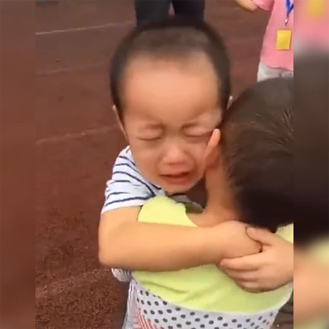 Hai cậu bé ôm nhau khóc òa giữa sân trường, cô giáo, các bạn ngơ ngác không hiểu chuyện gì, hóa ra chỉ vì lý do rất đáng yêu này - Ảnh 1.