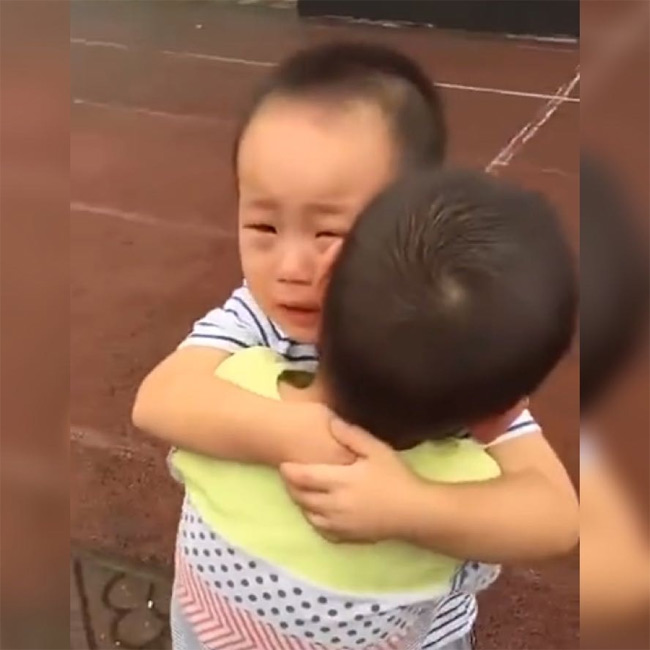 Hai cậu bé ôm nhau khóc òa giữa sân trường, cô giáo, các bạn ngơ ngác không hiểu chuyện gì, hóa ra chỉ vì lý do rất đáng yêu này - Ảnh 2.