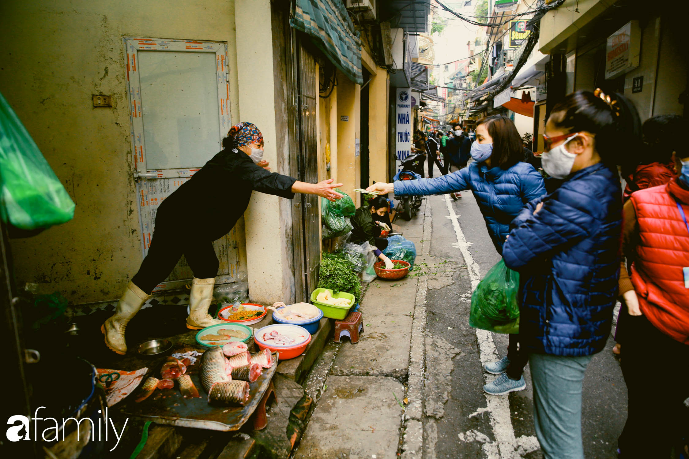 Khu chợ trong phố cổ Hà Nội kẻ vạch giãn cách 2 mét, chỉ bán hàng cho những người chịu đo thân nhiệt, đeo khẩu trang - Ảnh 4.